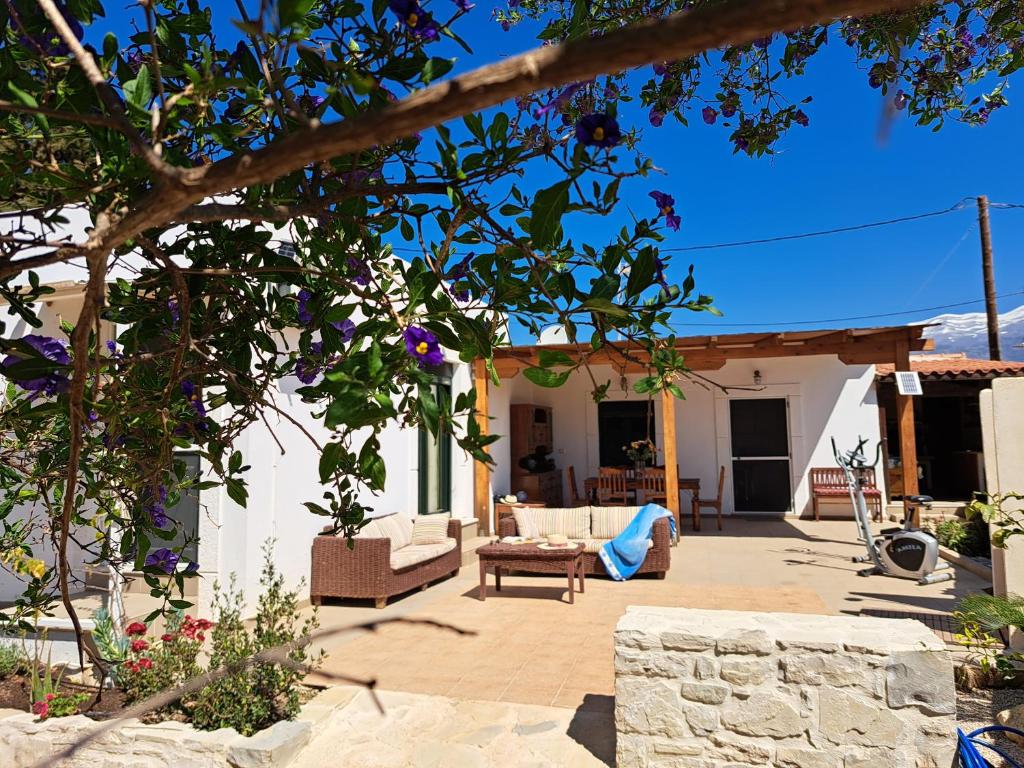 eine Terrasse mit einem Sofa und Stühlen im Hof in der Unterkunft Holiday home Sea Breeze with huge garden in Kokkinos Pyrgos