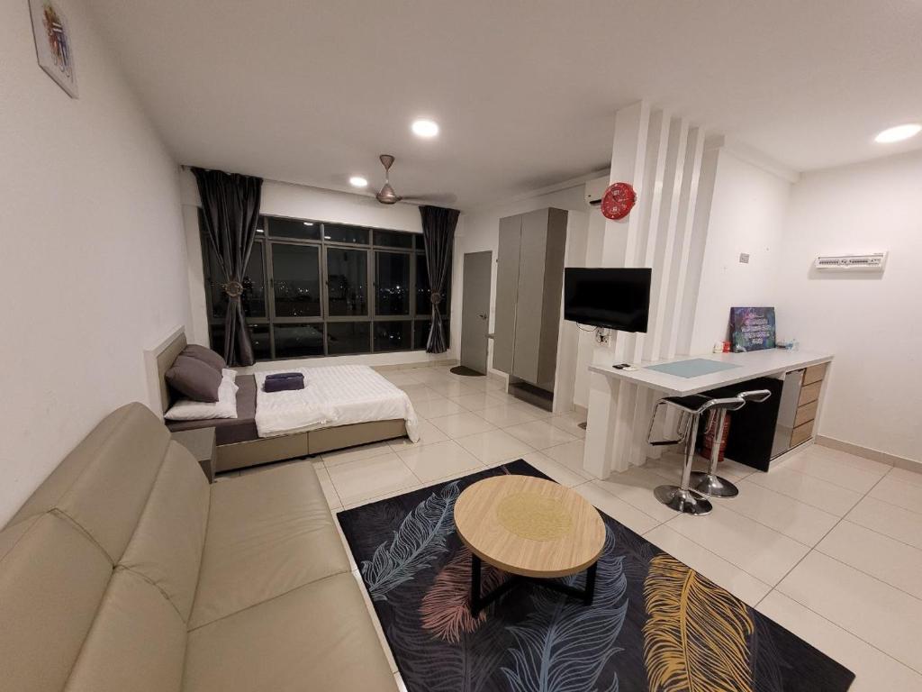 ein Wohnzimmer mit einem Sofa und einem Tisch in der Unterkunft MHA 15 SUlTE EVO SOHO BANDAR BARU BANGI FREE NETFLIX AND WIFI in Bandar Baru Bangi