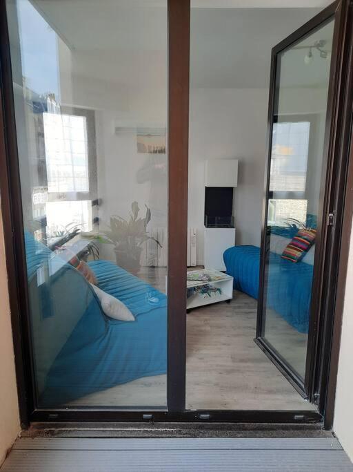 Televízia a/alebo spoločenská miestnosť v ubytovaní Appartement 10 mins Intra Muros