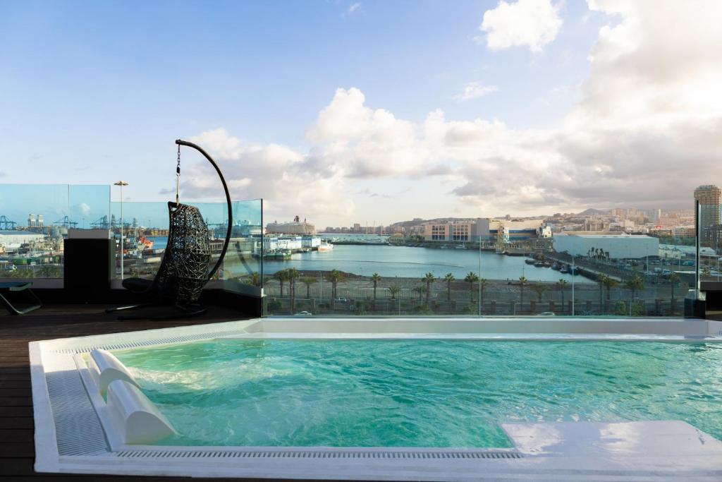 une piscine sur le toit d'un bâtiment dans l'établissement Sercotel Puerto de la Luz, à Las Palmas de Gran Canaria