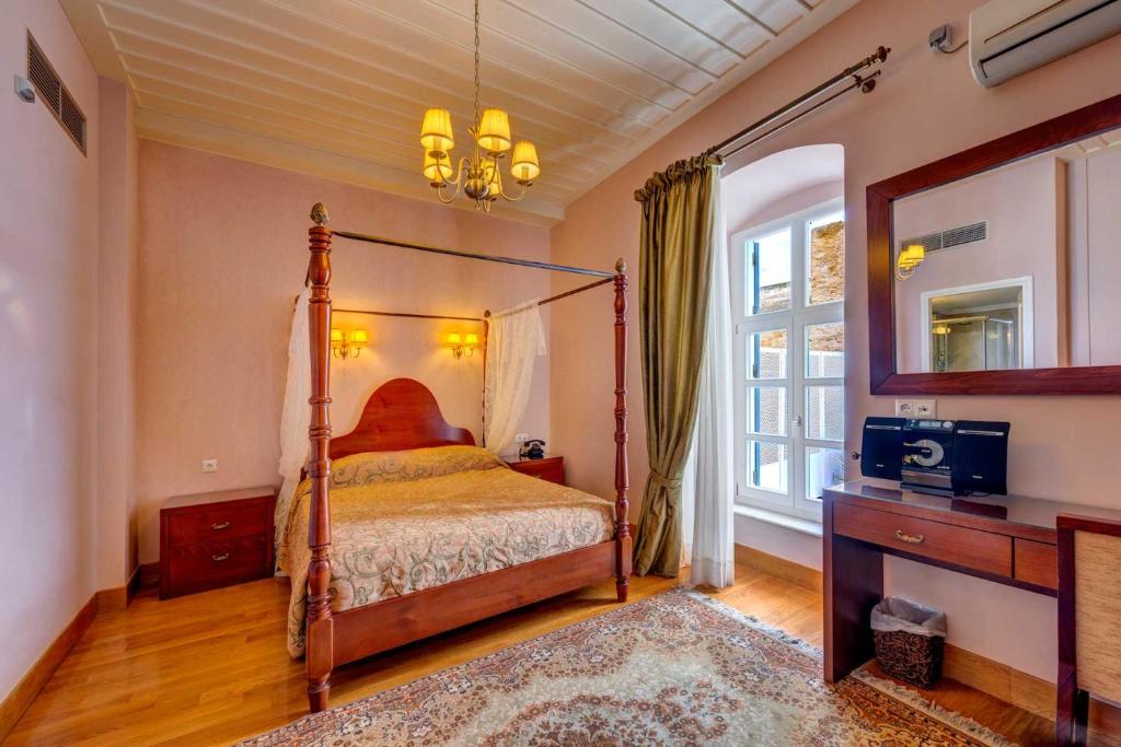 Postel nebo postele na pokoji v ubytování Apollonion Palace