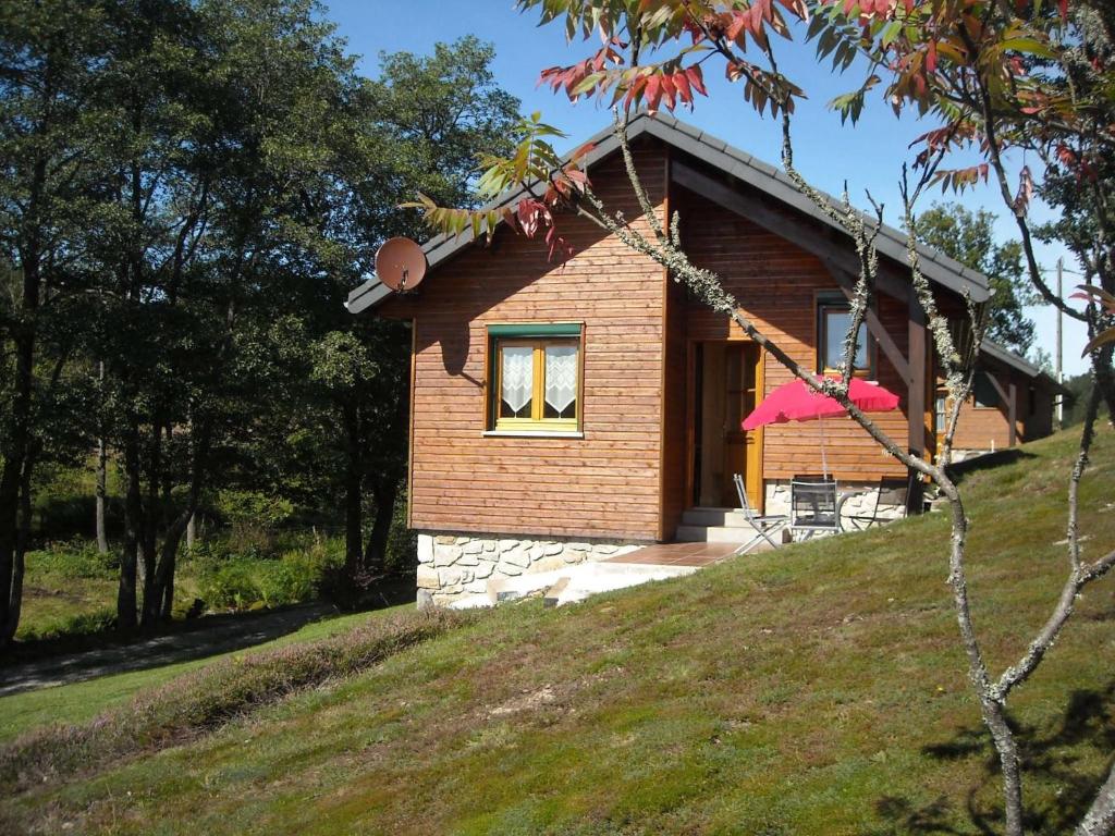 a small house on top of a hill at Les Feuillantines in Saint-Genès-Champespe