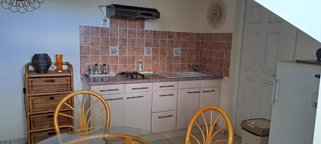 Kuchyň nebo kuchyňský kout v ubytování Logement spacieux deux pièces à Baie Mahault