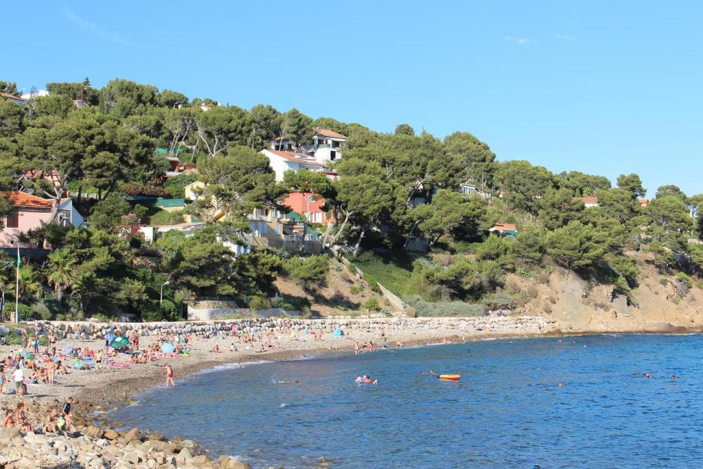 grupa ludzi na plaży w wodzie w obiekcie Appartement climatisé entre plage et port de Saint Mandrier w mieście Saint-Mandrier-sur-Mer