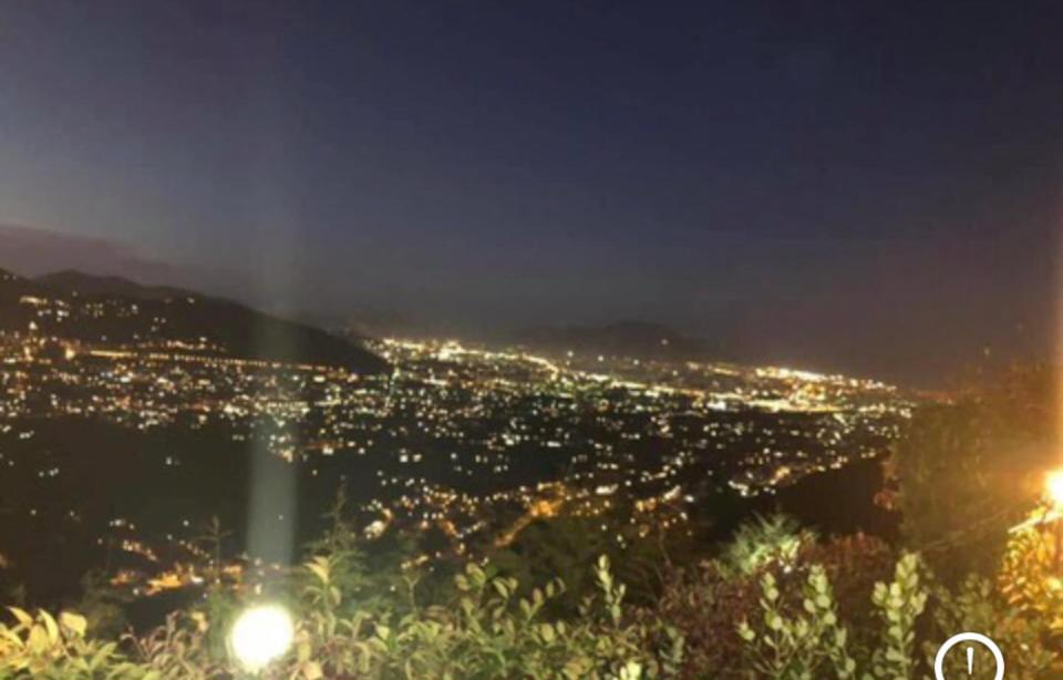 widok na miasto w nocy z oświetleniem w obiekcie IL PANORAMA w mieście Altofonte