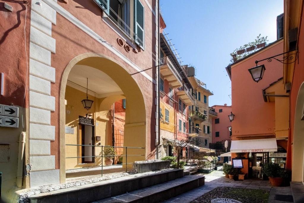 Une ruelle dans une vieille ville avec des bâtiments dans l'établissement Vicoletto by PortofinoHomes, à Portofino