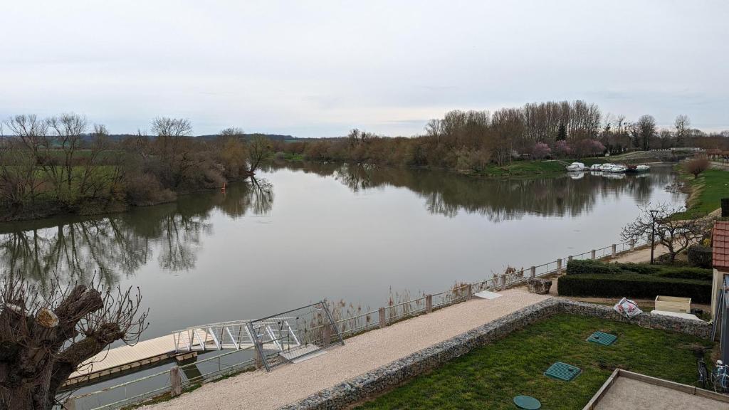 - Vistas a un río con barcos en Chambres d'Hotes CASCAROT en Lechâtelet