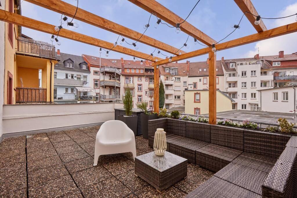 a patio with a white chair on a roof at Bella, Stil des Expressionismus in Kaiserslautern