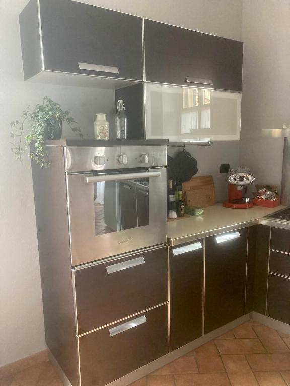A kitchen or kitchenette at da Emi - La casetta in piazza