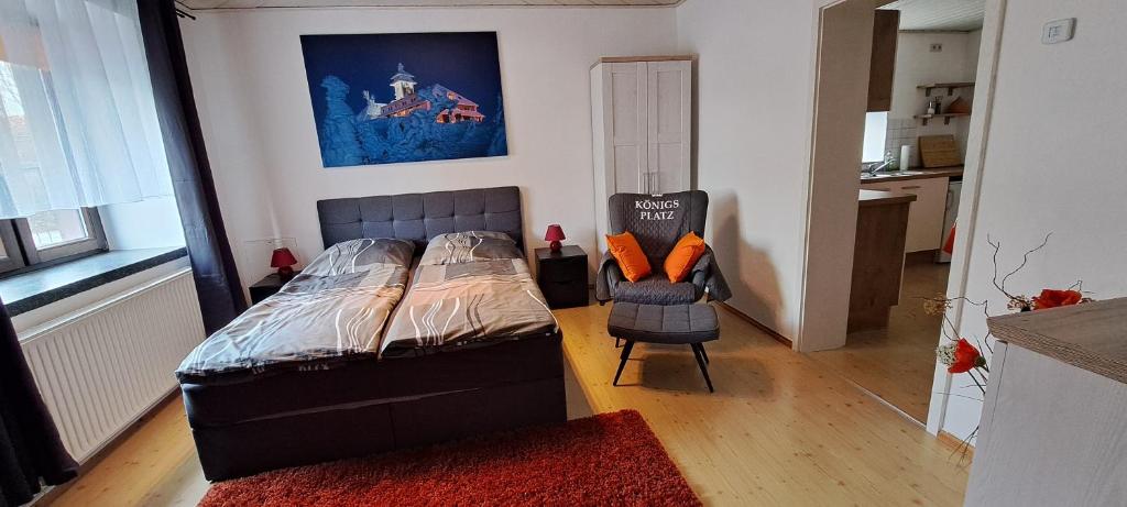 - une petite chambre avec un lit et une chaise dans l'établissement Zur alten Schmiede - Breitenbrunn/Erzgebirge, à Breitenbrunn/Erzgeb.