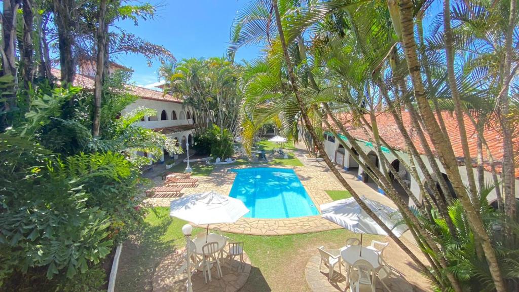 uma vista aérea de um resort com uma piscina em Pousada Puerta Del Sol Rio das Ostras em Rio das Ostras