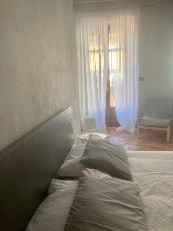 A bed or beds in a room at da Emi - La casetta in piazza