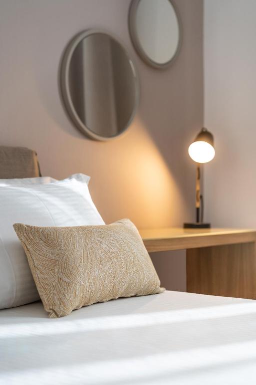 Postel nebo postele na pokoji v ubytování Aretousa InCreteble Cretan Residences Collection