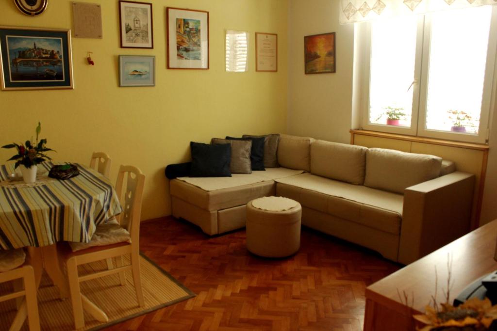 salon z kanapą i stołem w obiekcie Apartment Vita w Korčuli