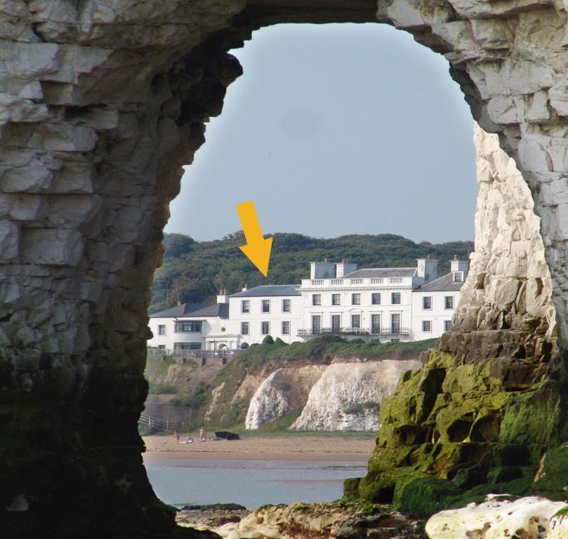 Blick auf ein weißes Haus aus dem Fenster in der Unterkunft Broadstairs Beach holiday apartments - direct accessibility to Kingsgate Bay - with a parking space in Broadstairs