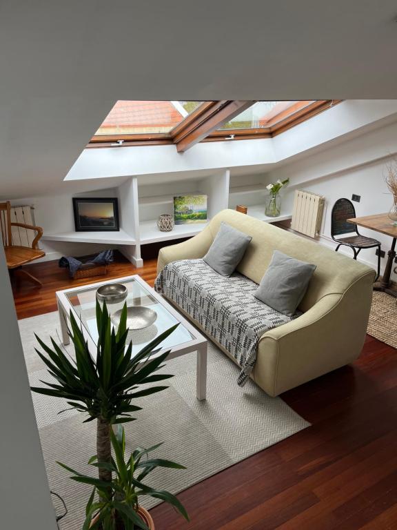 un soggiorno con divano e tavolo di apartamento centro a Ferrol