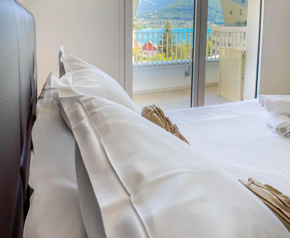 Postel nebo postele na pokoji v ubytování Elegant vue lac
