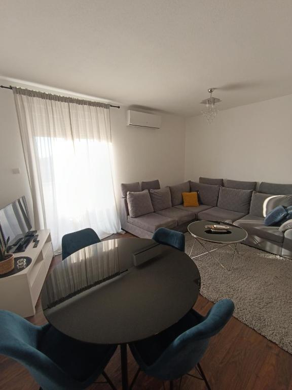 Apartman A&D في ليوبوشكي: غرفة معيشة مع طاولة وأريكة