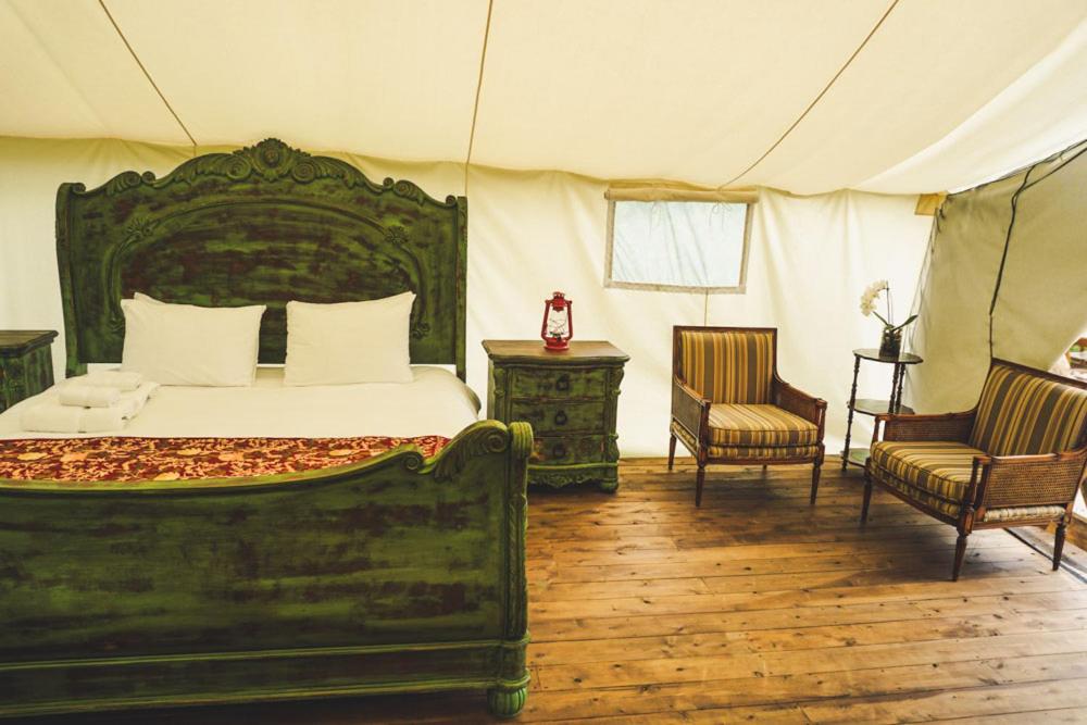 Postel nebo postele na pokoji v ubytování Fronterra Farm- Luxury Camp Experiences