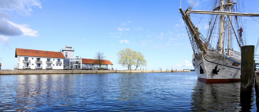 Výhled na řeku, která protéká v blízkosti hotelu