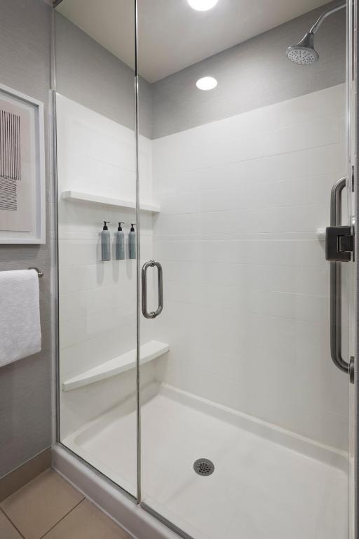 Courtyard Mankato Hotel & Event Center - Room King Invitado Con Whirlpool