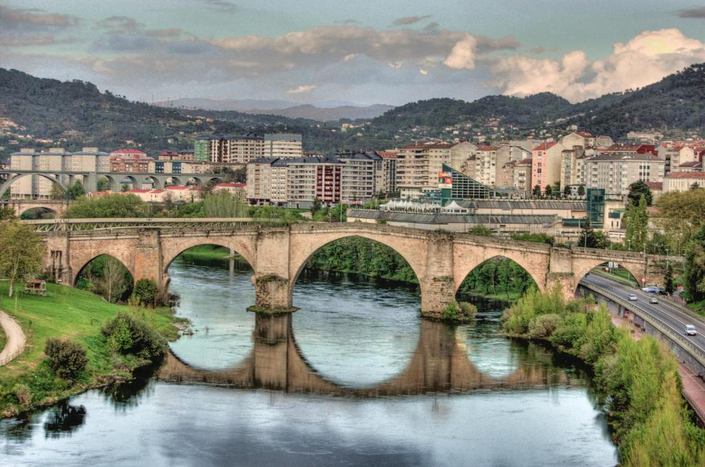 オウレンセにあるPiso Ourense Bonito y Termalの都川橋