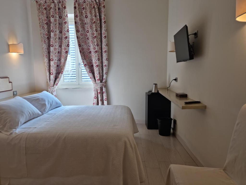 A bed or beds in a room at Hotel Virgilio