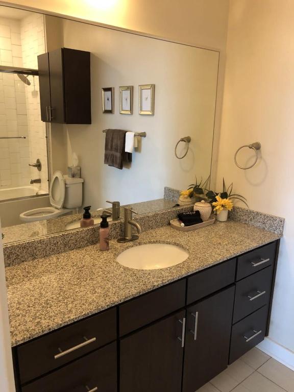 Apartment Lovely 2 bedroom unit with pool and hot tub, Columbus, OH