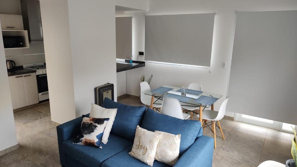 un soggiorno con divano blu e tavolo di Orfila Apart 5 a Mendoza