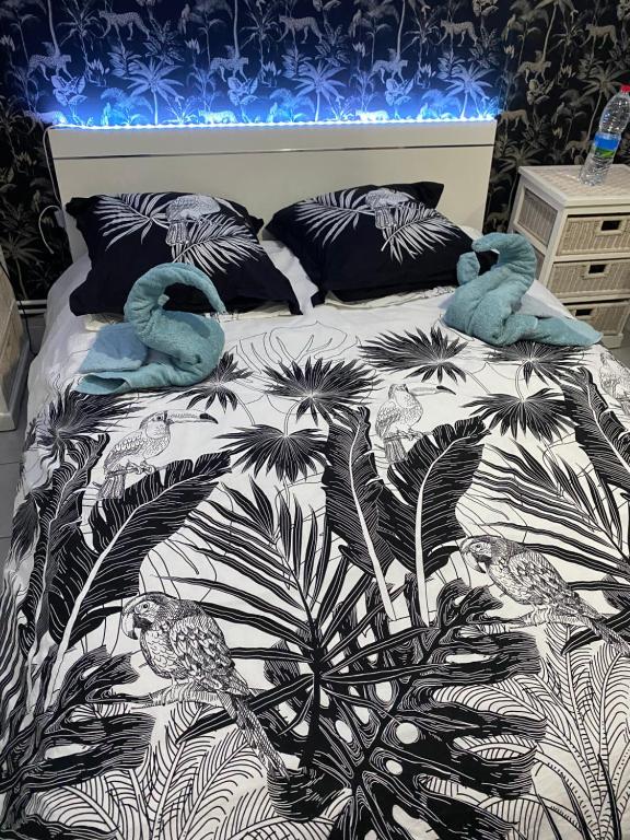 ein Bett mit zwei ausgestopften Tieren darüber in der Unterkunft Maison atypique avec un grand terrain !animaux bienvenus !wifi netflix écran plat 4k in Les Forges