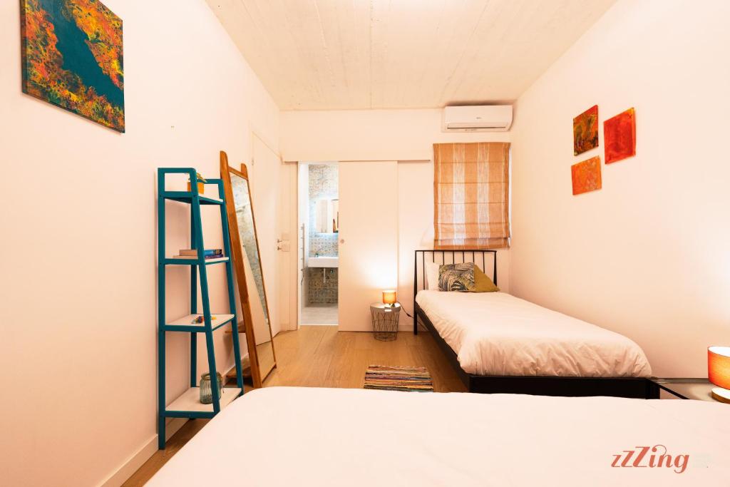 Postel nebo postele na pokoji v ubytování Glamorous Apartment with Panoramic Green Views