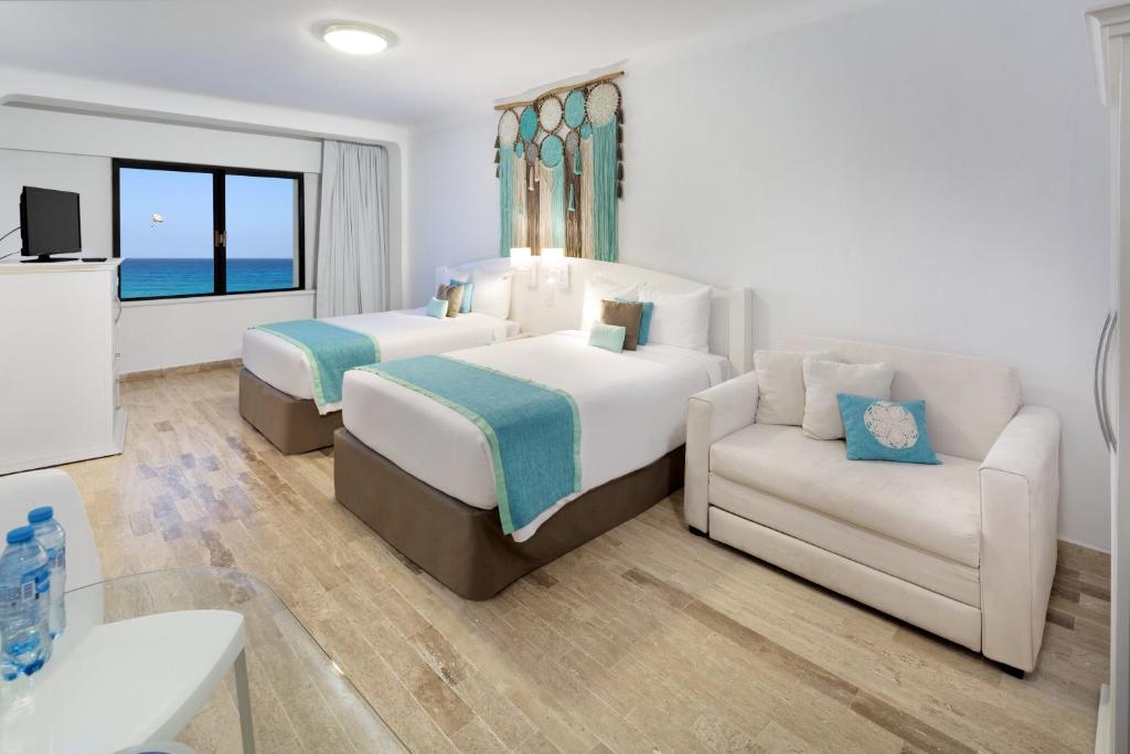 Postel nebo postele na pokoji v ubytování Cyan Cancun Resort & Spa