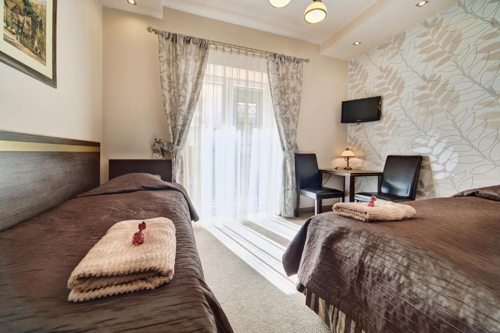 Televízia a/alebo spoločenská miestnosť v ubytovaní Hotel Orlik