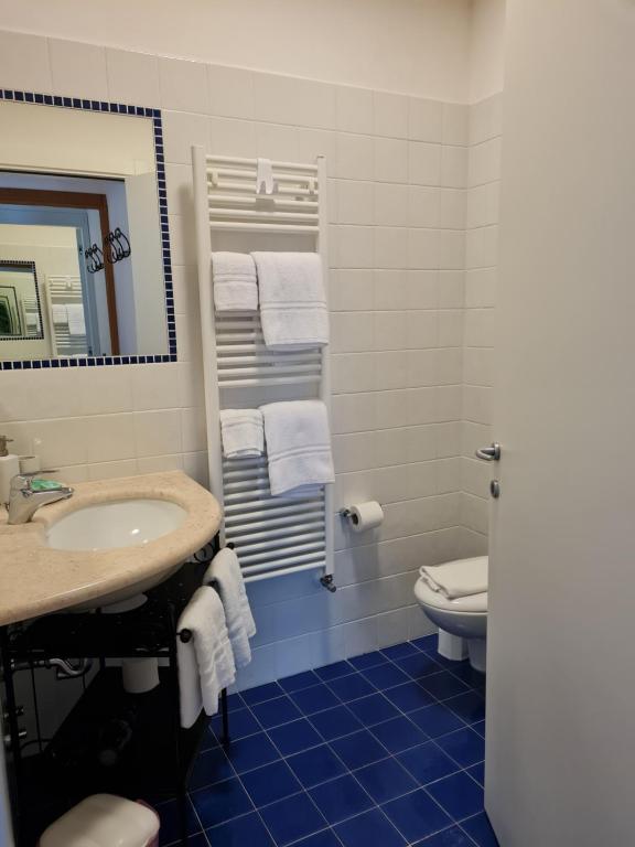 a bathroom with a sink and a toilet and a mirror at Casa Pianta in Cavallino-Treporti