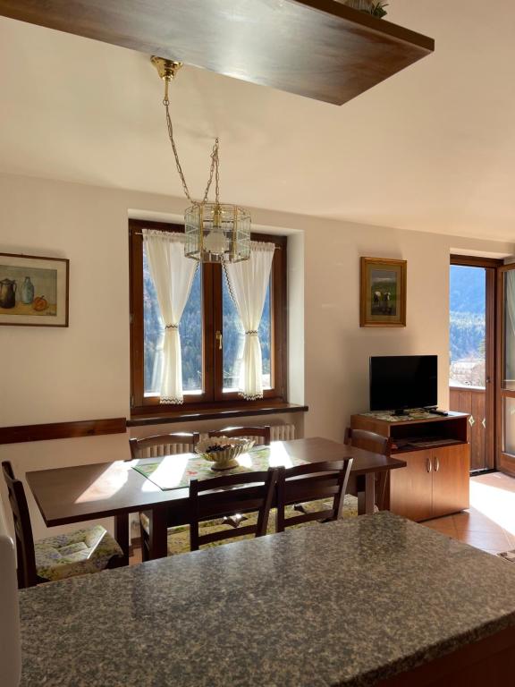 Μια τηλεόραση ή/και κέντρο ψυχαγωγίας στο Rosadira Vista Lago sulle Dolomiti
