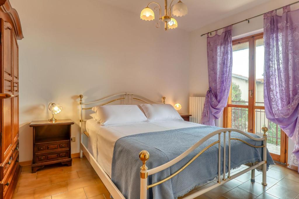 - une chambre avec un lit et des rideaux violets dans l'établissement Scirocco Casa Vacanze, à Marcelli