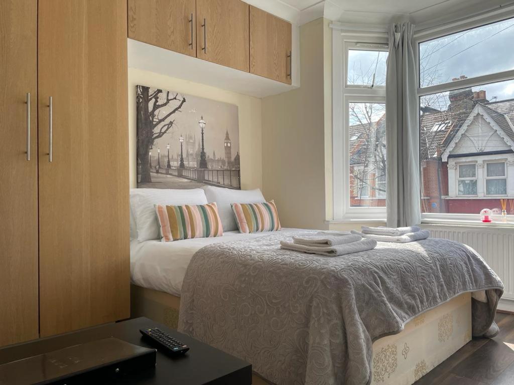 een slaapkamer met een bed en een raam bij Amazing Studio Room in Walthamstoww in Londen