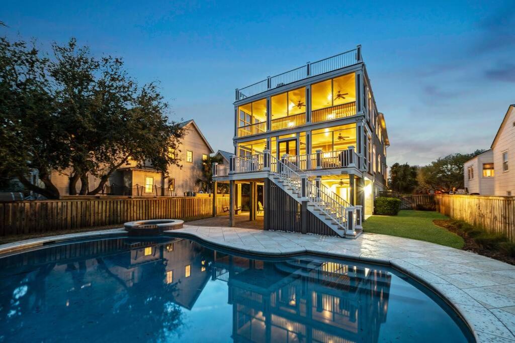 una casa con piscina frente a ella en 814 Carolina - Custom Private Home -Pool, Roof Top Deck, en Isle of Palms