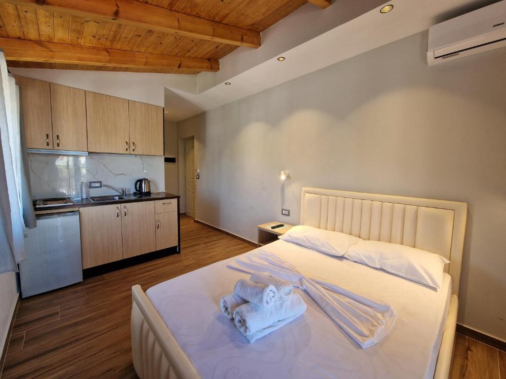 Una cama o camas en una habitación de Villa Juli Ksamil