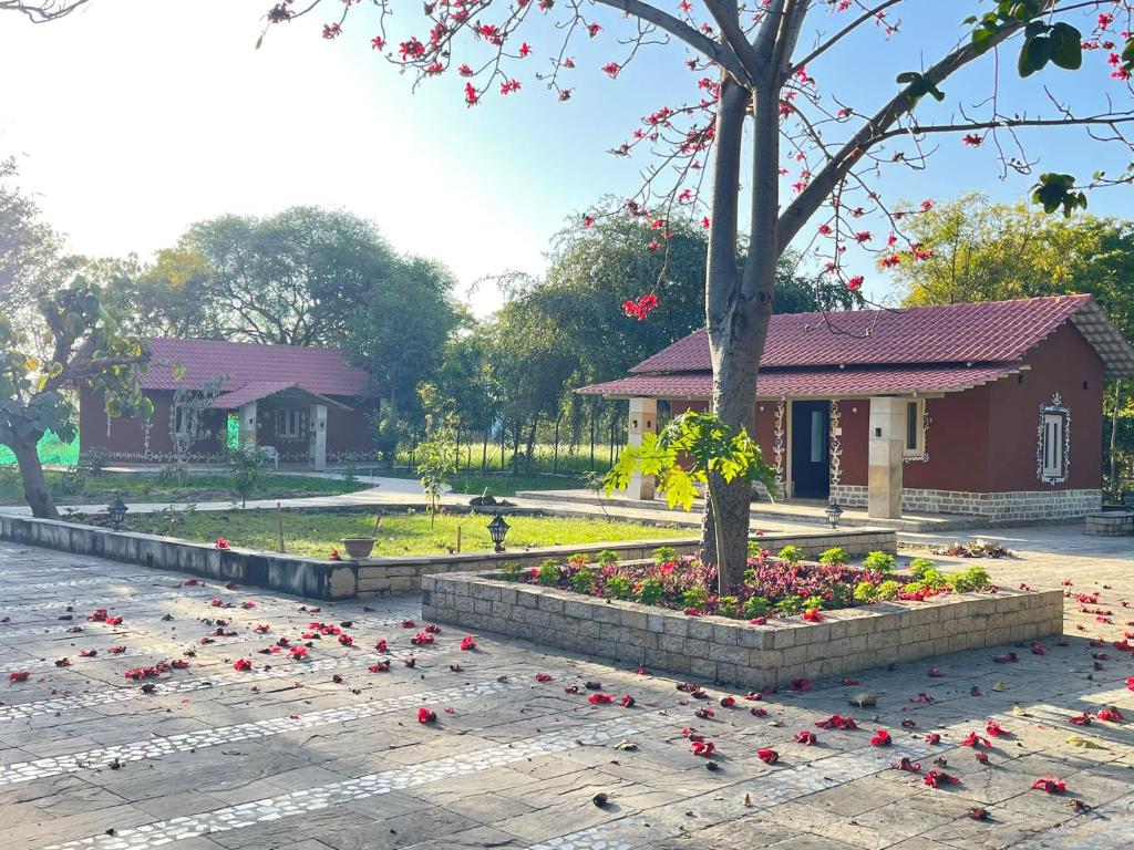 un grupo de aves sentadas en el suelo en un parque en Book Rooms & Villa- Bairagarh Living Farm Stay, en Shivpurī