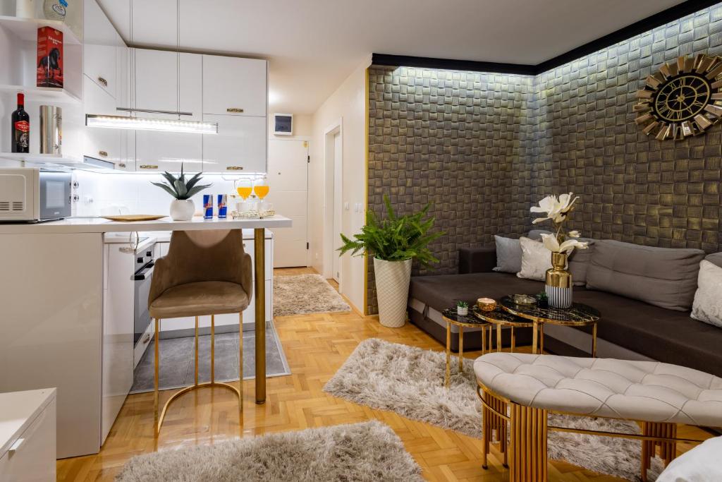 una cucina e un soggiorno con divano e tavolo di Apartman Živković a Kraljevo
