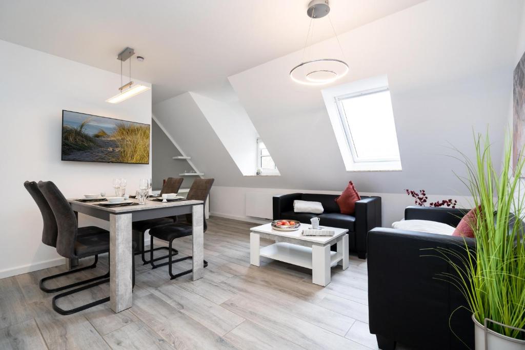 a living room with a table and a couch at Albatros OG in Tinnum