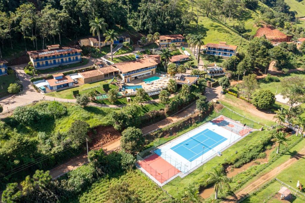 uma vista aérea de uma casa com piscina em Hotel Fazenda Village Montana em Socorro