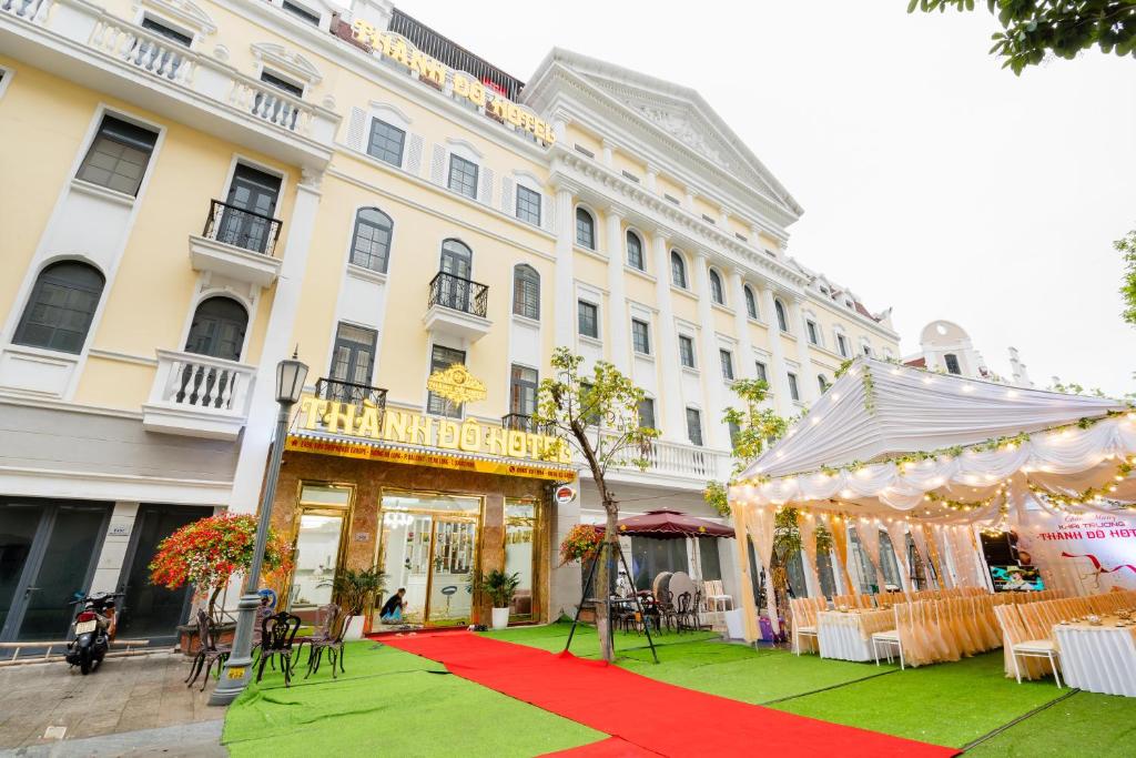 a large building with a red carpet and a tent at Thành Đô Hotel Hạ Long in Ha Long