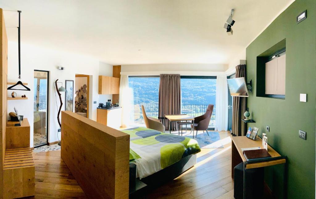 1 dormitorio con 1 cama y 1 mesa con sillas en SUITE&BREAKFAST Cà Rossa, en Sondrio