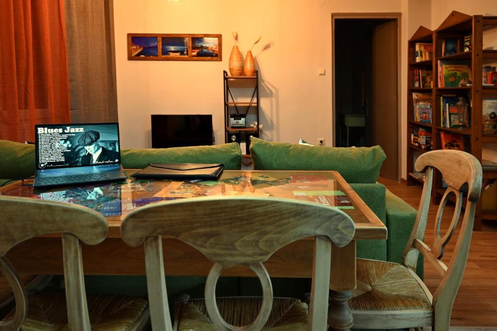 TV a/nebo společenská místnost v ubytování Kasoni Home , Απόλυτα κεντρικό διαμέρισμα μπροστά στη λίμνη