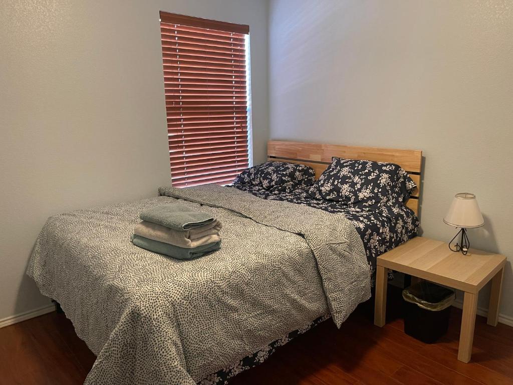 um quarto com uma cama com duas almofadas e uma janela em Room Downtown Dallas em Dallas