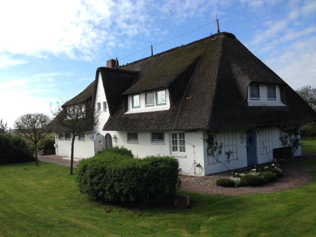 athatched house with a thatched roof at Sylthaus in Archsum