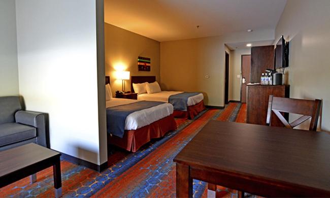 um quarto de hotel com duas camas e uma mesa em 7Clans Hotel & Resort em Newkirk