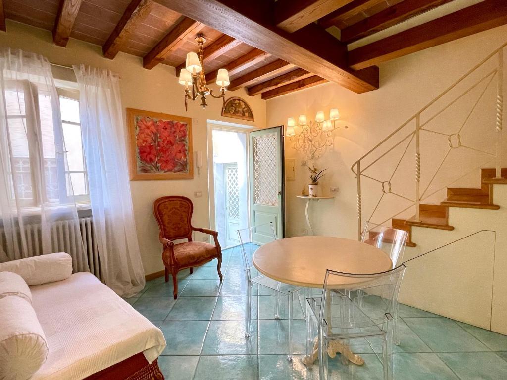 a living room with a table and a couch at Forte 09 in Forte dei Marmi